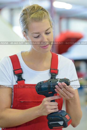 industrial worker woman with driller. Стоковое фото, агентство Ingram Publishing / Фотобанк Лори
