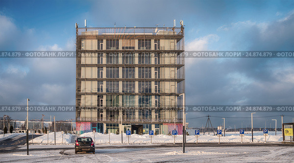 Инноград "Сколково". Парковка у Бизнес-центра "Гиперкуб". Архитектор Борис Бернаскони. (2017 год). Редакционное фото, фотограф Светлана Васильева / Фотобанк Лори