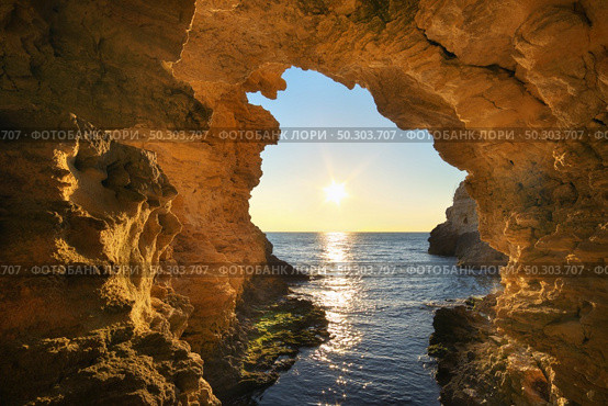 Inside of mainsail. Beautiful nature grotto seascape composition. Стоковое фото, агентство Ingram Publishing / Фотобанк Лори