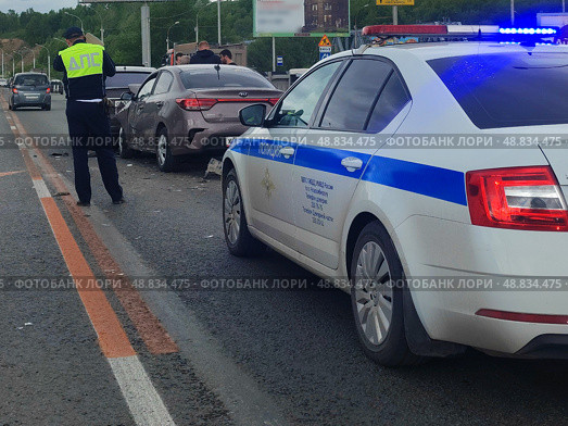 Инспектор ДПС оформляет автомобильную аварию, Traffic police inspector registers a car accident, Редакционное фото, фотограф Денис Баданин / Фотобанк Лори