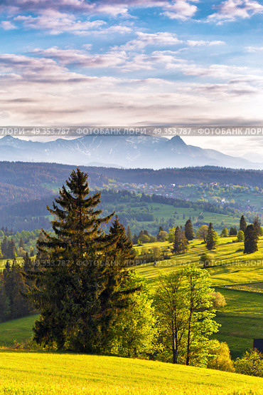 Inspiring evening light in spring. Sunset in Tatra Mountains, Poland. Mountain ridge over cloudy sky. Evening light in spring. Sunset in Tatra Mountains, Poland. Стоковое фото, агентство Ingram Publishing / Фотобанк Лори