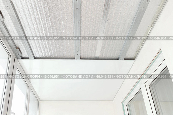 Installation of plastic white panels on the ceiling. Technology of repair, insulation of balconies, loggias. Стоковое фото, фотограф Дмитрий Кобзев / Фотобанк Лори