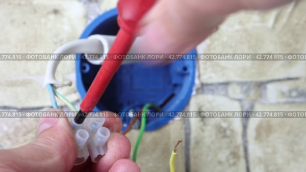 Installing socket outlet in internal mounting box. Стоковое видео, видеограф Владимир Григорьев / Фотобанк Лори