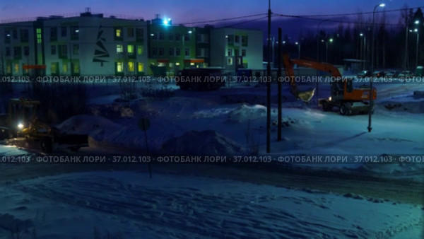 Интенсивное автомобильное движение ранним зимним утром на плохо освещенной и не очищенной от снега улице города в таймлапсе (2021 год). Стоковое видео, видеограф Sergei Gorin / Фотобанк Лори
