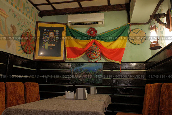 Интерьер ресторана эфиопской кухни. Decorations of an Ethiopian restaurant in Moscow. Interior view. (2022 год). Редакционное фото, фотограф Александр Кузнецов / Фотобанк Лори