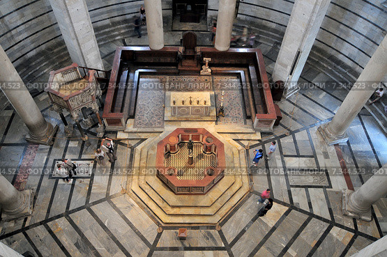 Interior of the Baptistry with the marble pulpit carved by Nicola Pisano, Pisa, Tuscany, Italy. Стоковое фото, агентство BE&W Photo / Фотобанк Лори