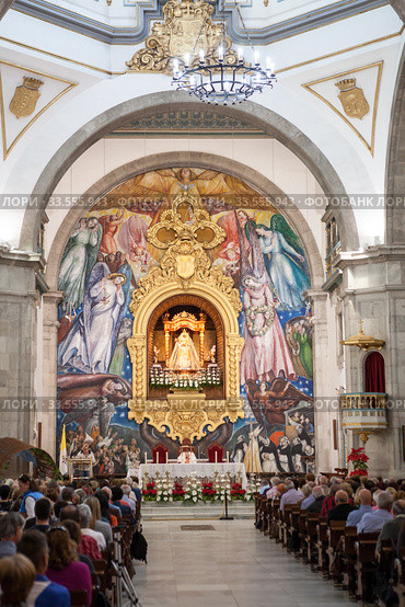 Interior of the basilica and altar with Virgin of Candelaria, Patron Saint of the Canary Islands. Тенерифе, Канары, Испания (2016 год). Редакционное фото, фотограф Кекяляйнен Андрей / Фотобанк Лори