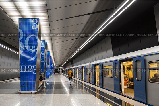 Interior of the Lomonosovsky Prospekt station of the Moscow Metro on the Solntsevskaya Line. Moscow, Russia (2019 год). Редакционное фото, фотограф Наталья Волкова / Фотобанк Лори