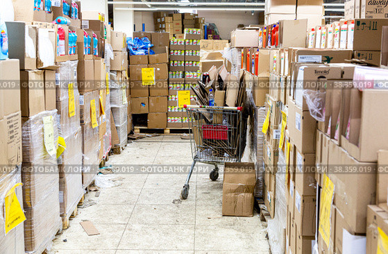 Interior of the retail discounter Svetofor (2021 год). Редакционное фото, фотограф FotograFF / Фотобанк Лори