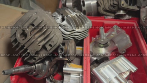 Internal combustion engine parts, cylinders, pistons, cylinder heads are on the shelves in the repair shop. Стоковое видео, видеограф Куликов Константин / Фотобанк Лори