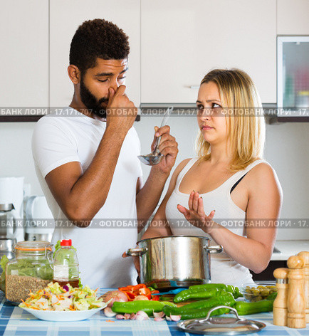 Interracial couple with stinking food. Стоковое фото, фотограф Яков Филимонов / Фотобанк Лори