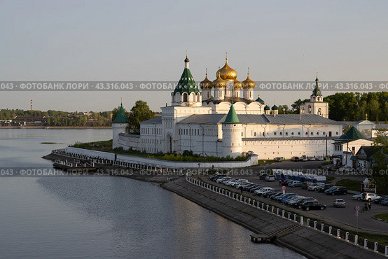 Ипатьевский монастырь, город Кострома, Костромская область, Россия. Вид на Свято-Троицкий Ипатьевский мужской монастырь и набережную реки Костромы. По периметру монастыря каменные стены с башнями. В центре красивая церковь с золотыми куполами — Троицкий собор, построенный в середине 17 века. Историческая и архитектурная достопримечательность. Стоковое фото, фотограф Андрей Степанов / Фотобанк Лори