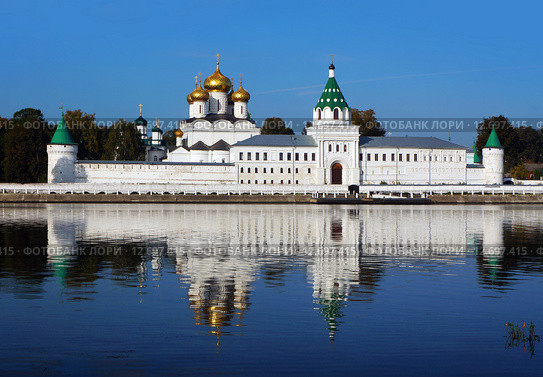 Ипатьевский монастырь в Костроме, отражение в реке в летний день (2015 год). Стоковое фото, фотограф ElenArt / Фотобанк Лори