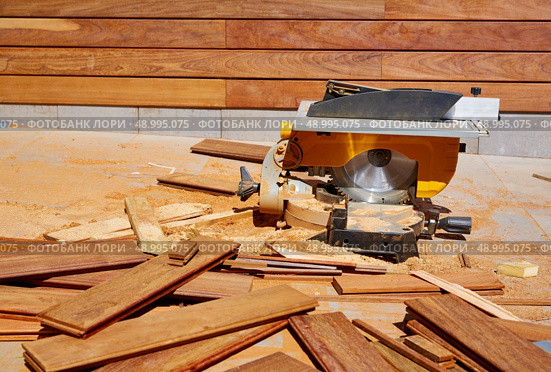 Ipe wood fence installation with carpenter table circular saw and sawdust. Стоковое фото, агентство Ingram Publishing / Фотобанк Лори