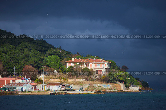 ISTANBUL, TURKEY - NOVEMBER 26, 2021: Building on the Princes' Islands, view from the ship. The Sea of Marmara. Редакционное фото, фотограф Наталия Кирсанова / Фотобанк Лори
