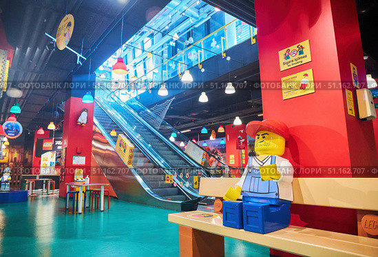 ISTANBUL, TURKEY - NOVEMBER 27, 2021: Lego Discovery Center at the Forum Istanbul Shopping Complex. Interior and details of the entertainment center. Редакционное фото, фотограф Наталия Кирсанова / Фотобанк Лори