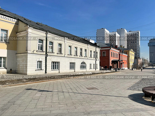 Исторические здания по адресу: Москва, улица Школьная, дома 31, 33 в Рогожской ямской слободе на фоне современных зданий. Стоковое фото, фотограф Овчинникова Ирина / Фотобанк Лори