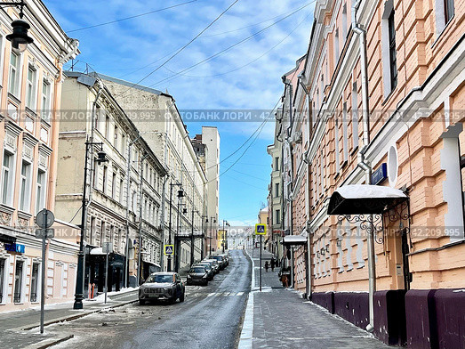 Исторические здания в Нижнем Кисельном переулке в Москве зимой в солнечную погоду. Россия. Стоковое фото, фотограф Овчинникова Ирина / Фотобанк Лори