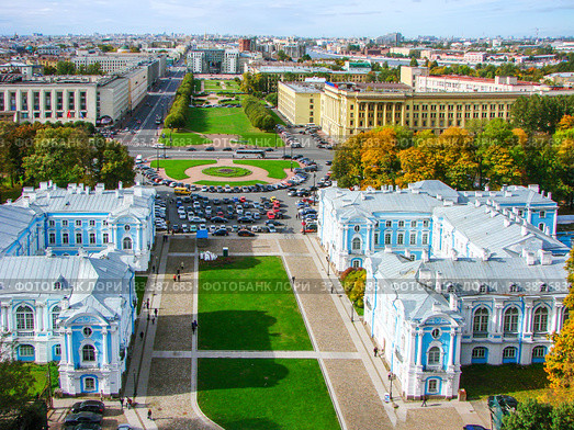 Исторический центр петербурга. Шпалерная улица. Двухэтажные корпуса келий и других помещений Воскресенского Смольного Новодевичего монастыря. Вид сверху. Санкт-Петербург (2010 год). Редакционное фото, фотограф Сергей Афанасьев / Фотобанк Лори