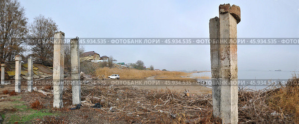 Историческое место на правом берегу Волги. Здесь, на возвышенности, до 16 века находился город - Хаджи-Тархан , и на фото мы видим Северную часть  того города, который смотрел на Волгу. Дома, которые мы видим на дальнем плане - это Северо-Восточная часть поселка Стрелецкое . И это была та самая Астрахань, которую без боя сдали войску Ивана Грозного. Уже в 1558 году, новую Астрахань ( крепость ), начнут строить в 12 километрах южнее, и уже на левом берегу Волги, а остатки старого города, разберут на кирпичи. Это узкая полоска земли, между Волгой, и обрывистом берегом  поселка Стрелецкое ( самая Северо-Восточная часть Шареного Бугра ) Редакционное фото, фотограф Павел Просянов / Фотобанк Лори