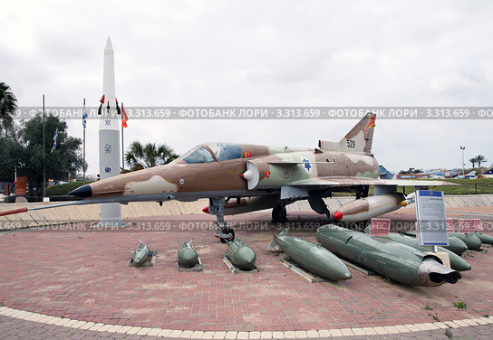 Истребитель-бомбардировщик Кфир (IAI Kfir C-7), авиабомбы, противобаллистическая ракета Хец (Arrow2) (2012 год). Редакционное фото, фотограф Irina Opachevsky / Фотобанк Лори