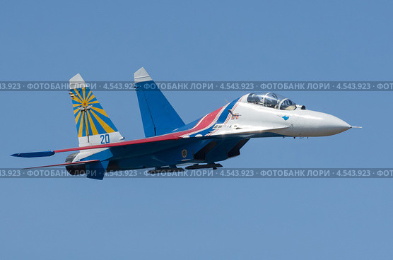 Истребитель Су-27УБ пилотажной группы "Русские Витязи" (2013 год). Редакционное фото, фотограф Аркадий Захаров / Фотобанк Лори