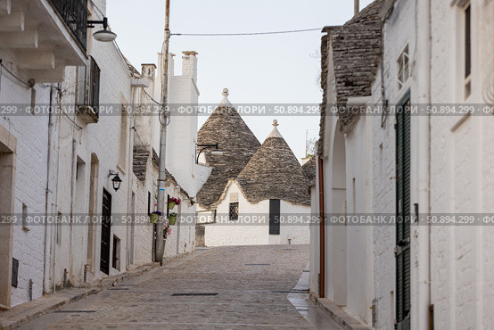 Италия. Альбарабелло. Вид на традиционные дома-трулли. Italy. Alberobello. A view of traditional trulli houses. Стоковое фото, фотограф Алексей Смышляев / Фотобанк Лори