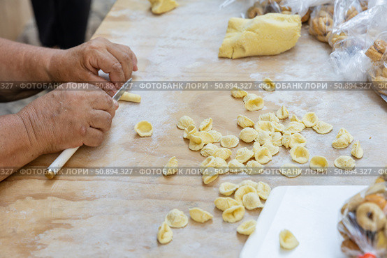 Италия. Бари. Женщины готовят пасту на улице Арко Бассо. Italy. Bari. Women preparing pasta on Arco Basso street. Стоковое фото, фотограф Алексей Смышляев / Фотобанк Лори