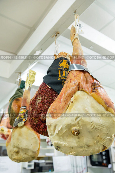 Италия. Минтурно. Окорок для ветчины прошутто в магазине. Italy. Minturno. Prosciutto ham ham in the store. Стоковое фото, фотограф Алексей Смышляев / Фотобанк Лори
