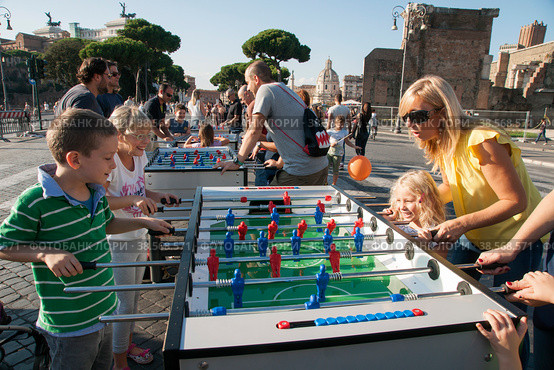Италия. Рим. Люди на улице играют в кикер. Настольный футбол. Italy. Rome. People on the street are playing kicker. Table football. (2014 год). Редакционное фото, фотограф Алексей Смышляев / Фотобанк Лори