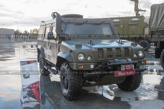 Итальянский бронированный автомобиль Iveco LMV M65 Lynx «Рысь» с эмблемой ВДВ (собранный из машинокомплектов в России) на Международном военно-техническом форуме «Армия-2017», вид сбоку-спереди. Редакционное фото, фотограф Малышев Андрей / Фотобанк Лори