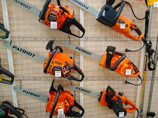 Ivanovo. Russia. On August 25, 2024, Power tools in a hardware store window. Редакционное фото, фотограф lyudmila Soloveva / Фотобанк Лори