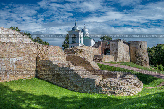Изборская крепость и Собор Николая Чудотворца (2016 год). Редакционное фото, фотограф Геннадий Соловьев / Фотобанк Лори