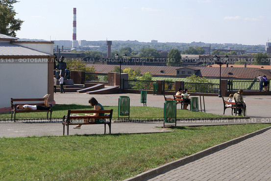Ижевск.  Отдыхающие горожане (2009 год). Редакционное фото, фотограф Сушкова Евгения / Фотобанк Лори