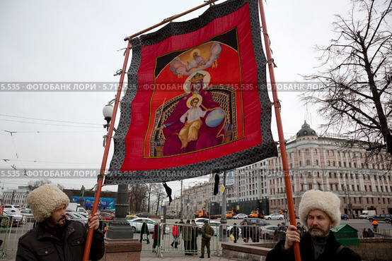 Изображение иконы Державной Божией Матери на митинге в Новопушкинском сквере в рамках Царского русского марша в защиту русского Крыма и Юго-Востока Украины, Москва 15 марта 2014. Редакционное фото, фотограф Николай Винокуров / Фотобанк Лори