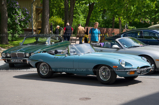 Jaguar E родстер (OTS) Series 2 участвует в выставке-параде спортивных автомобилей. Турку, Финляндия (2015 год). Редакционное фото, фотограф Виктор Карасев / Фотобанк Лори