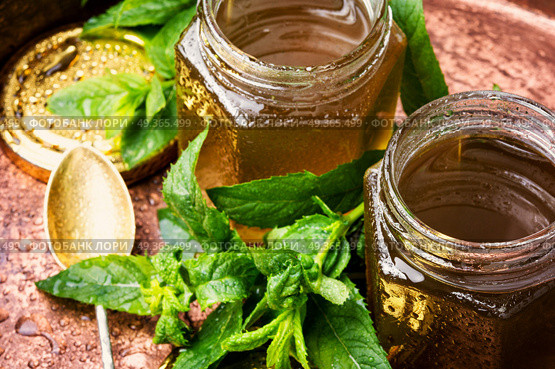 Jam from fresh mint. Aromatic curative jam from fresh mint leaves.Peppermint jelly. Стоковое фото, агентство Ingram Publishing / Фотобанк Лори