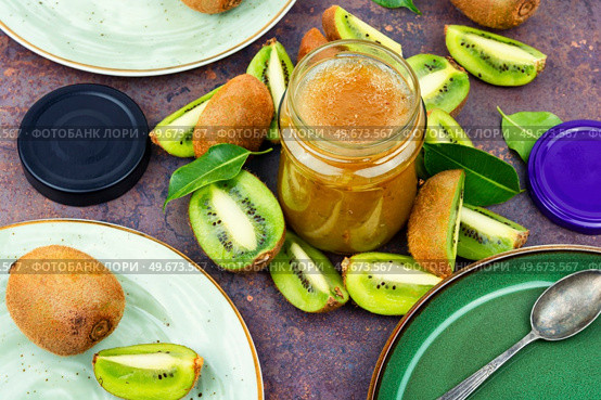 Jam or marmalade made from kiwi in a glass jar. Homemade kiwi jam, preserve. Стоковое фото, агентство Ingram Publishing / Фотобанк Лори