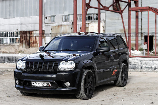 Jeep Grand Cherokee SRT-8 (2016 год). Редакционное фото, фотограф Art Konovalov / Фотобанк Лори