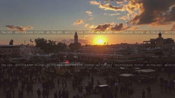 Jemaa el Fna square crowded at sunset, Marrakesh (2018 год). Стоковое видео, видеограф Михаил Коханчиков / Фотобанк Лори