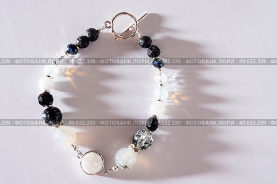 jewel handmade bracelet with semipreciouse stones at white  background. Стоковое фото, агентство Ingram Publishing / Фотобанк Лори