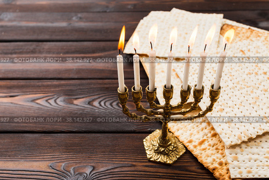 Jewish holiday Passover banner design with wine, matzo on wooden background. Стоковое фото, фотограф Сергей Толмачёв / Фотобанк Лори