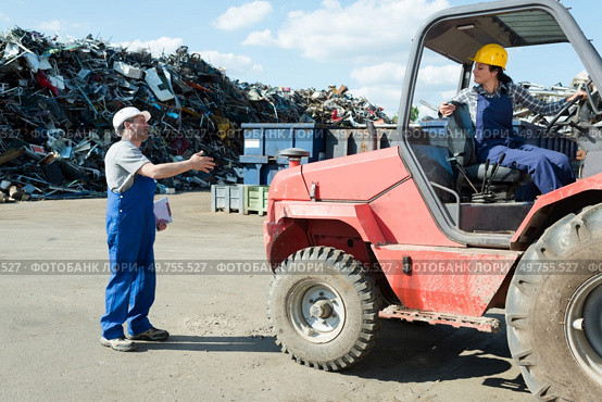 junkyard worker driving a truck. Стоковое фото, агентство Ingram Publishing / Фотобанк Лори