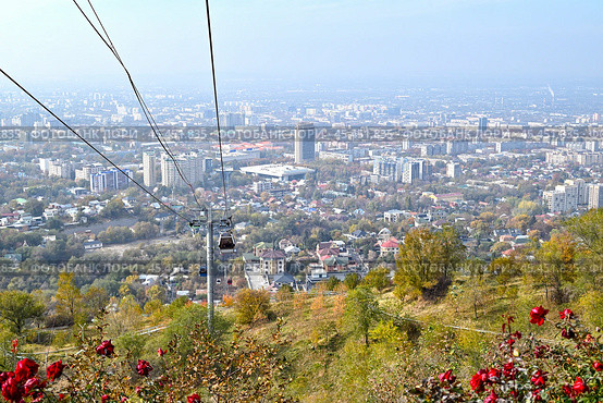 Кабинки канатной дороги. Гора Кок-Тюбе. Город Алматык. Стоковое фото, фотограф Александр Тараканов / Фотобанк Лори