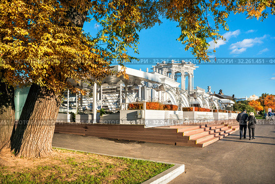 Кафе Фудкорт на ВДНХ Empty street cafe Foodcourse at VDNH (2018 год). Редакционное фото, фотограф Baturina Yuliya / Фотобанк Лори