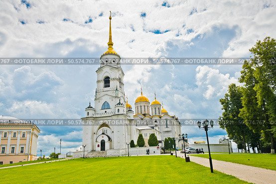 Кафедральный собор Успения Пресвятой Богородицы (Успенский собор). Летний день. Город Владимир. Золотое Кольцо. Россия. Редакционное фото, фотограф E. O. / Фотобанк Лори