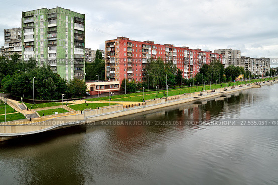 Kaliningrad, Russia - 18 August 2016: townspeople walk on the new promenade Admiral Tributs Калининград, Россия - 18 августа 2016 года: горожане гуляют по новой набережной Адмирала Трибуца. Стоковое фото, фотограф Сергей Трофименко / Фотобанк Лори