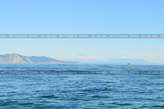 Камчатка. Морская прогулка по Тихому океану. Вид на вулканы. Стоковое фото, фотограф Staryh Luiba / Фотобанк Лори