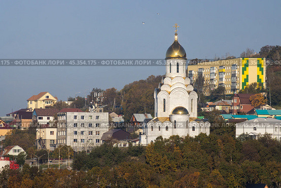 Камчатский Морской Собор, город Петропавловск-Камчатский, Камчатский край, Россия. Вид на большой красивый белокаменный православный храм с золотым куполом. Христианство на Дальнем Востоке России. Архитектурная достопримечательность Камчатки. Стоковое фото, фотограф Андрей Степанов / Фотобанк Лори