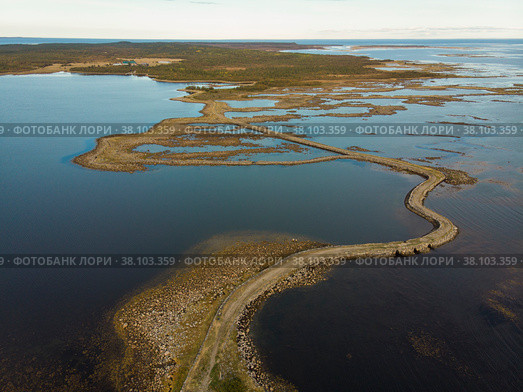 Каменная дамба-дорога на Соловках. Дорога через Белое море. Остров Большая Муксалма. Россия, Архангельская область (2021 год). Стоковое фото, фотограф Яковлев Сергей / Фотобанк Лори
